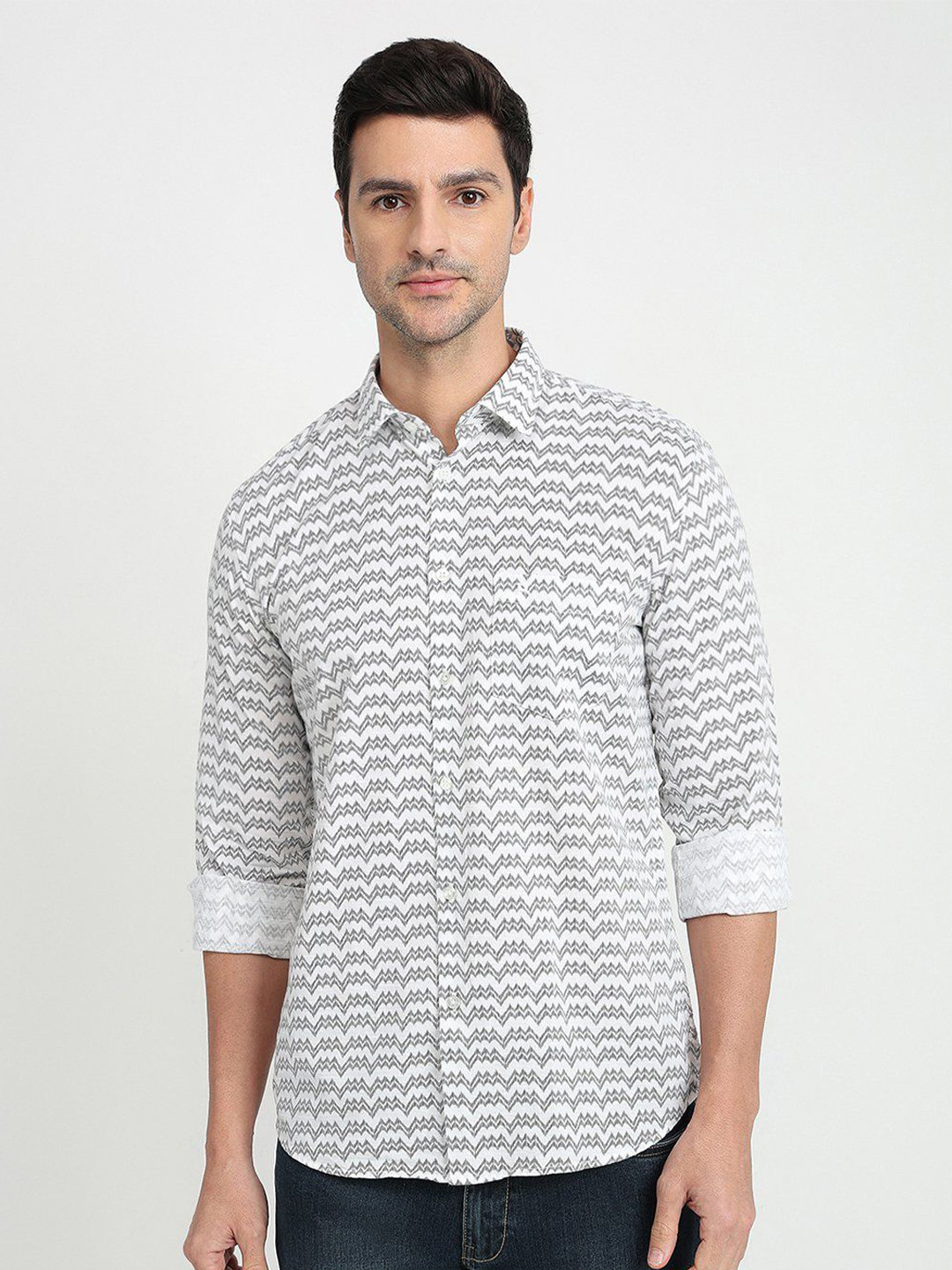 Parx Smart Chevron Printed Spread Collar Cotton Slim Fit Shirt