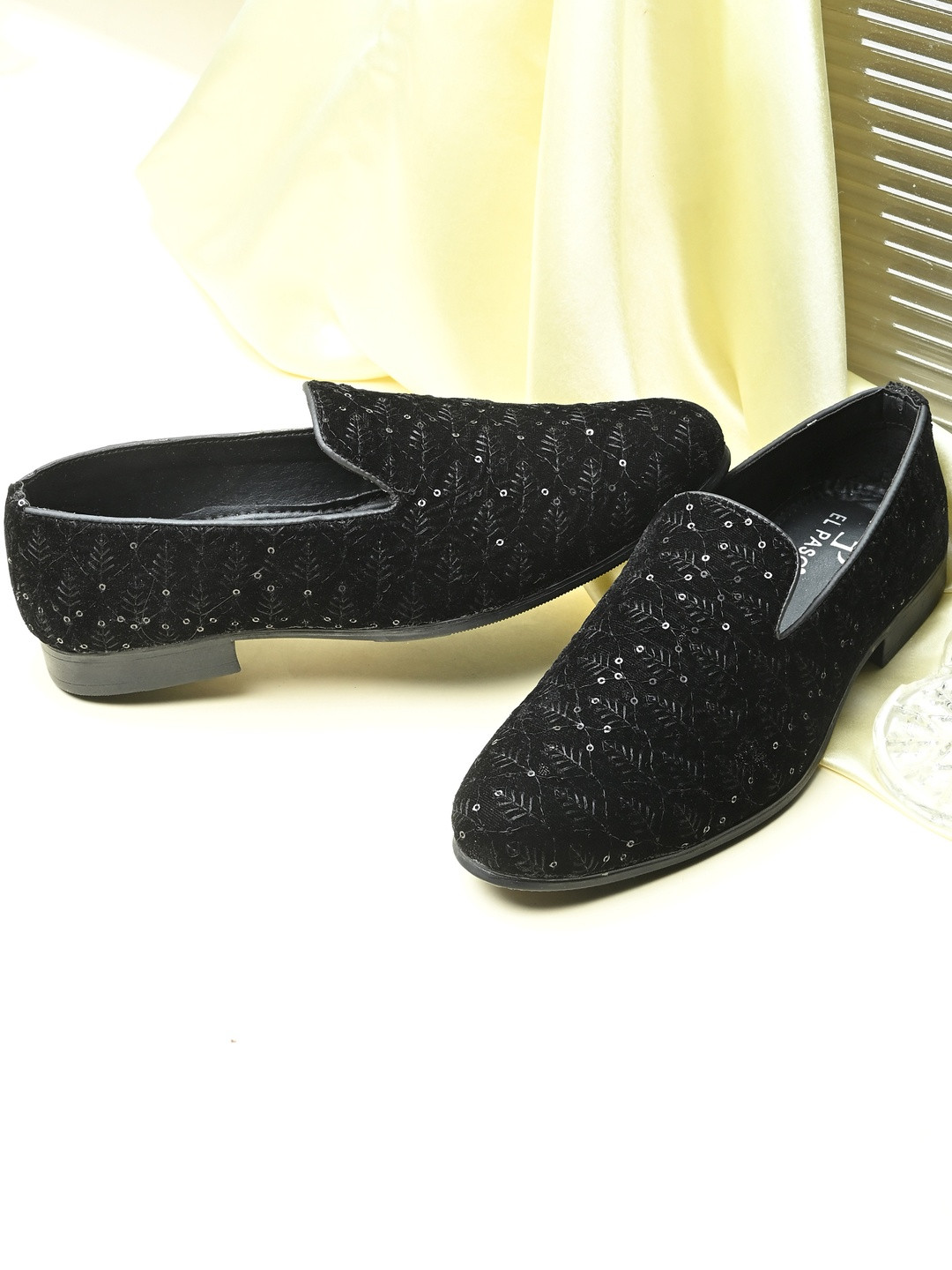 El Paso Men Embroidered And Sequinned Mojaris