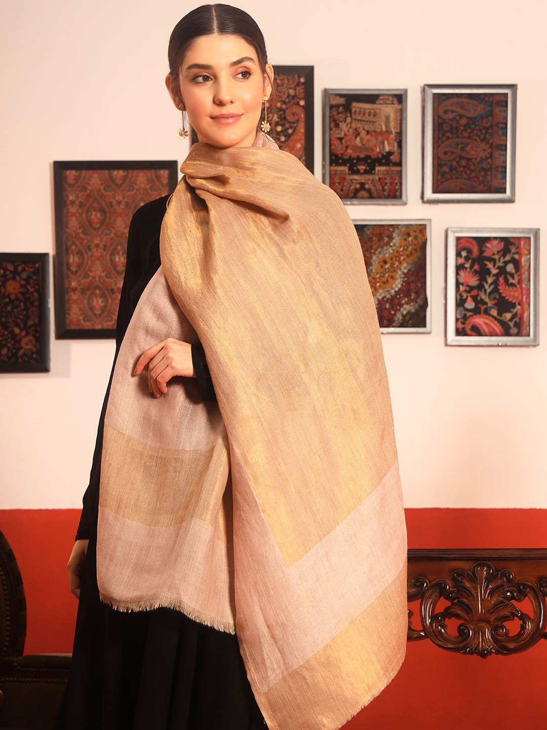 Pashmoda Woven Design Reversible Fringed Medium Woollen Shawl