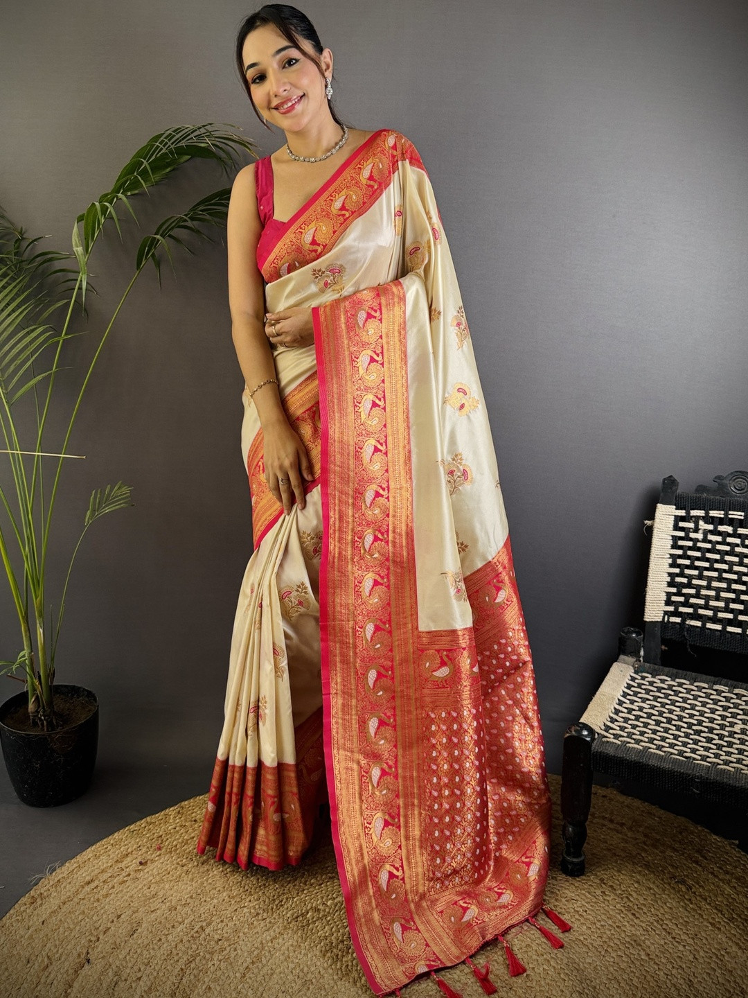 White Banarasi Silk Zari Meenakari Weaving Saree With Contrast Blouse Piece