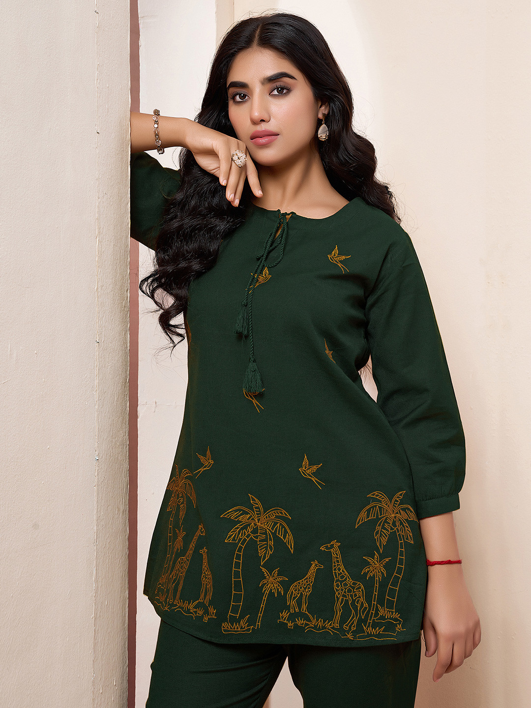 Skylee Pop Women Ethnic Motifs Embroidered Thread Work Above Knee Kurta with Trousers