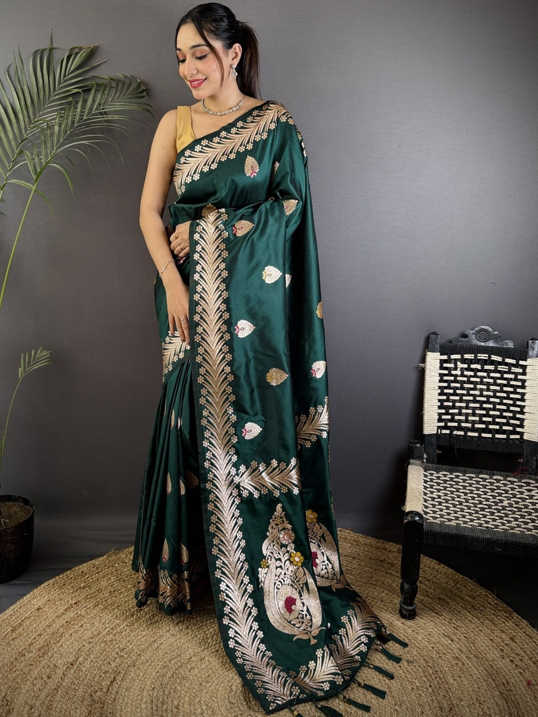 Green Banarasi Silk Zari Meenakari Weaving Saree With Matching Blouse Piece