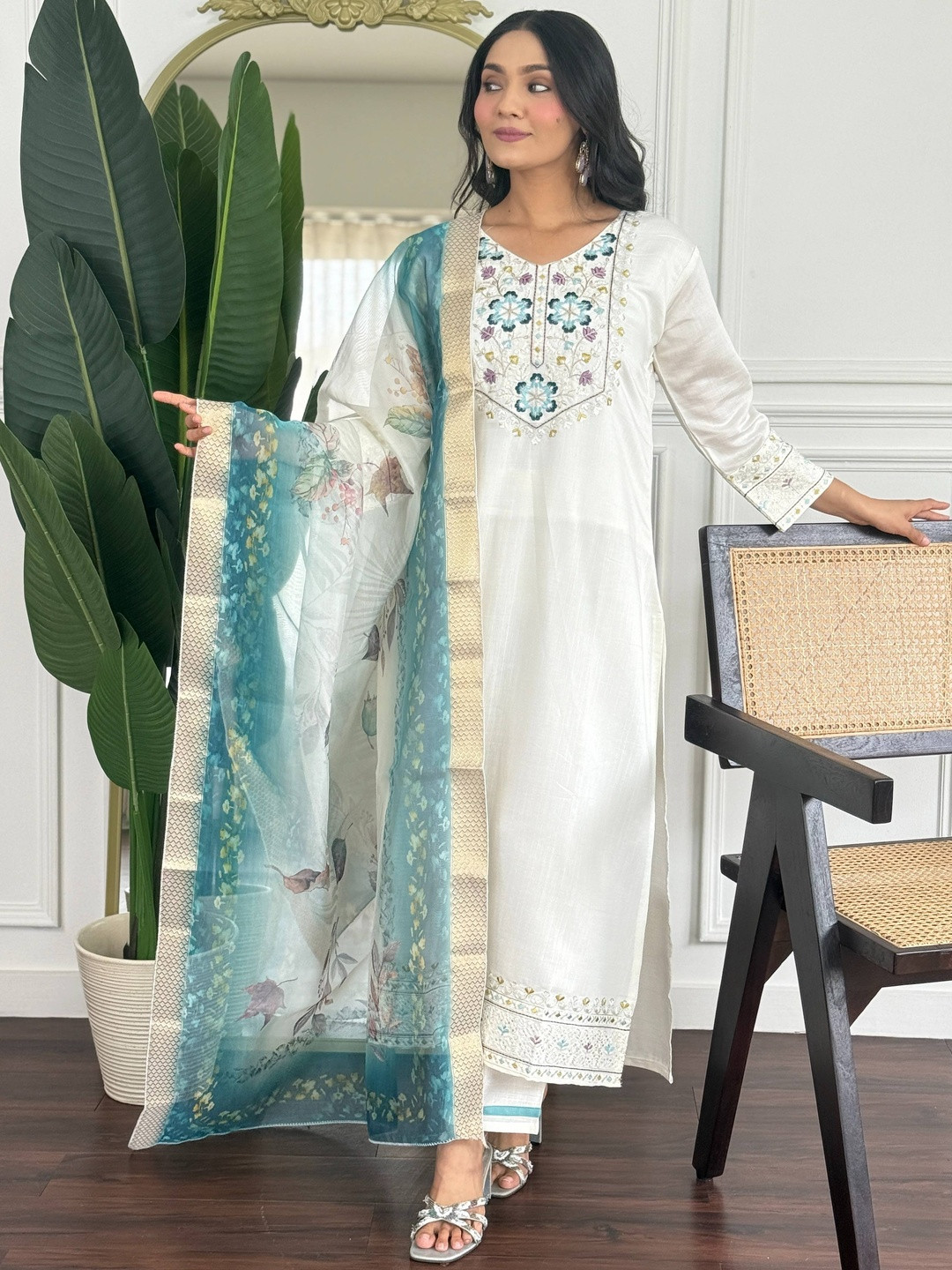 Elegant White Women Embroidered Kurta Sets with Dupatta