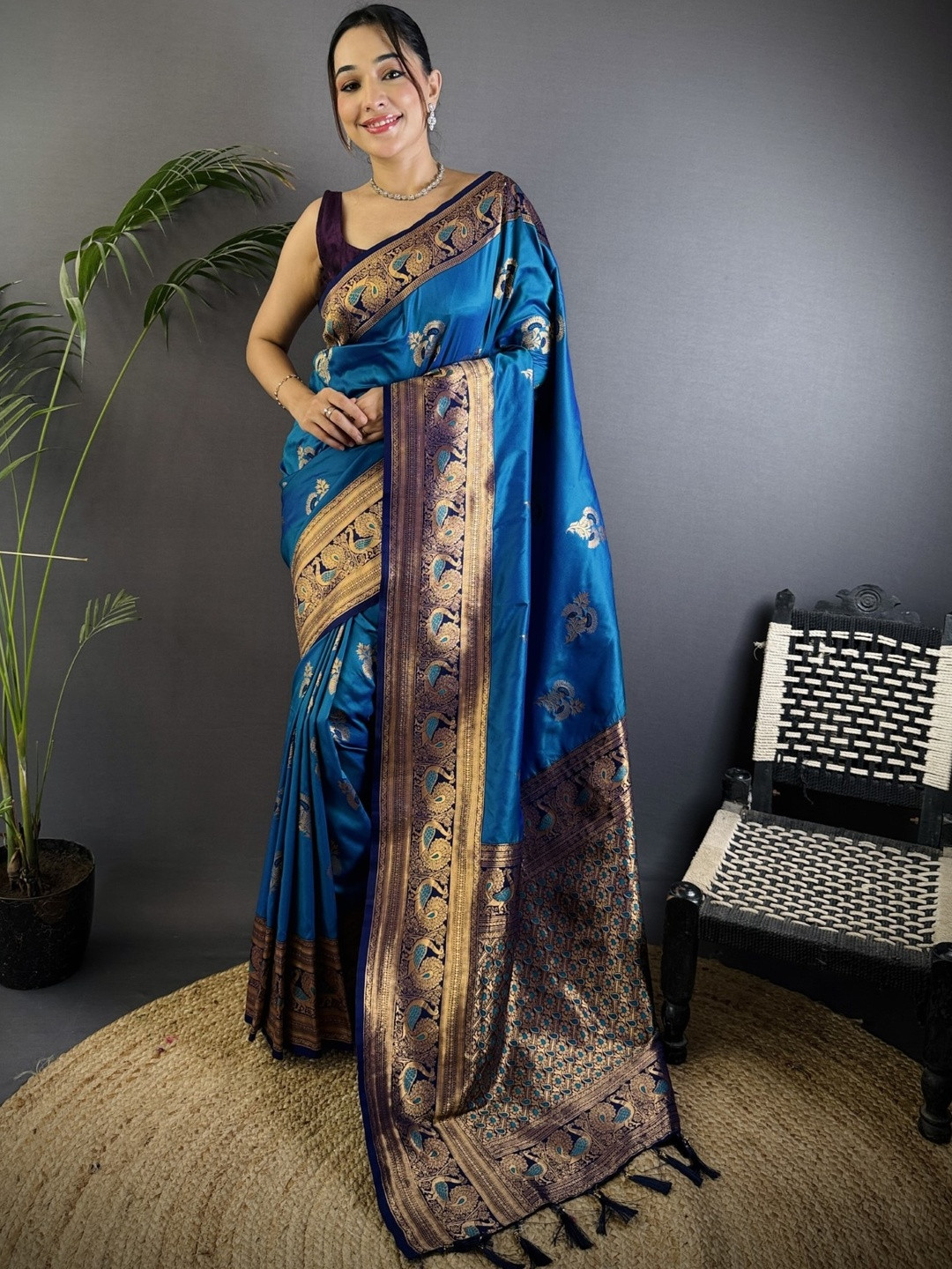 Turquoise Blue Banarasi Silk Zari Meenakari Weaving Saree With Contrast Blouse Piece