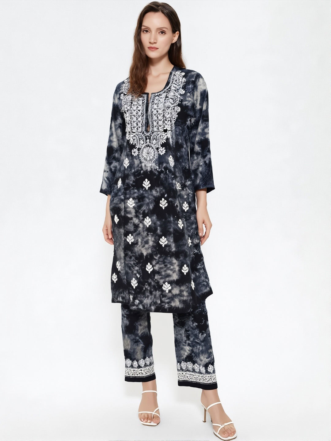 Vineshaa Be You For You Women Floral Embroidered Regular Thread Work Kurta with Trousers