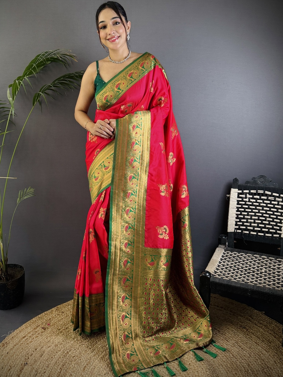 Magenta Banarasi Silk Zari Meenakari Weaving Saree With Contrast Blouse Piece