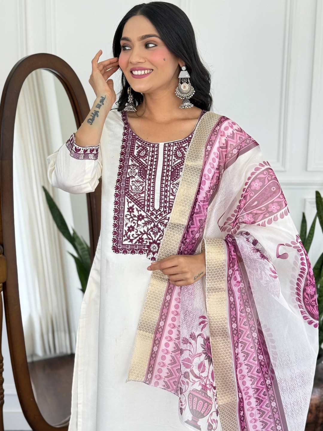 Elegant White Women Embroidered Kurta Sets with Dupatta