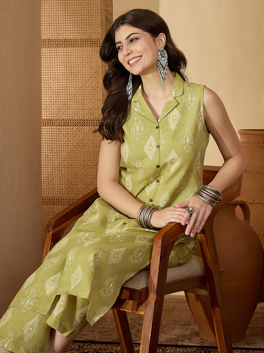 Skylee Pop Geometric Printed Lapel Collar Straight Kurta With Trousers