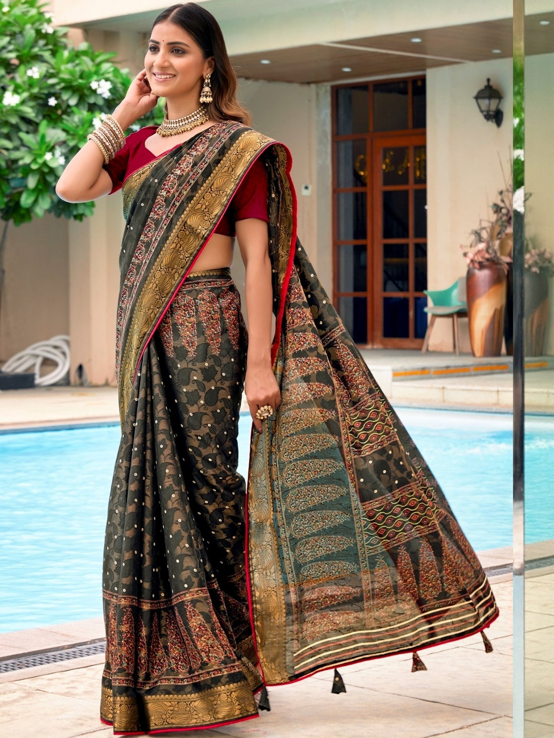 Black Moss Silk Jaqcuard Butta Weaving Saree With Contrast Blouse Piece