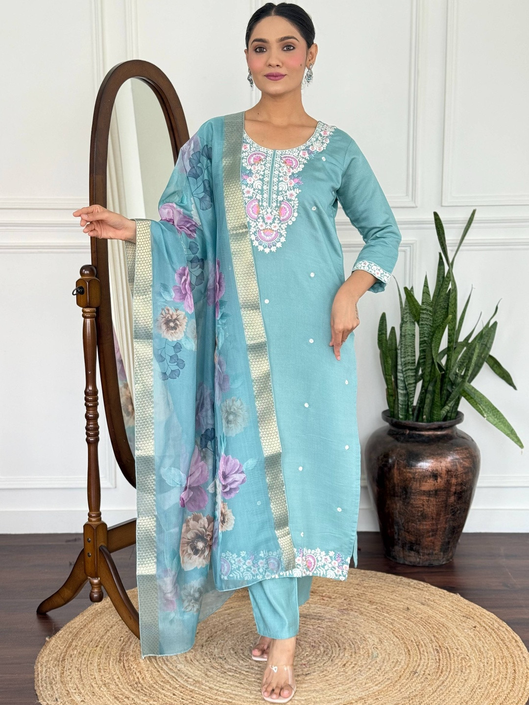 Elegant White Women Embroidered Kurta Sets with Dupatta