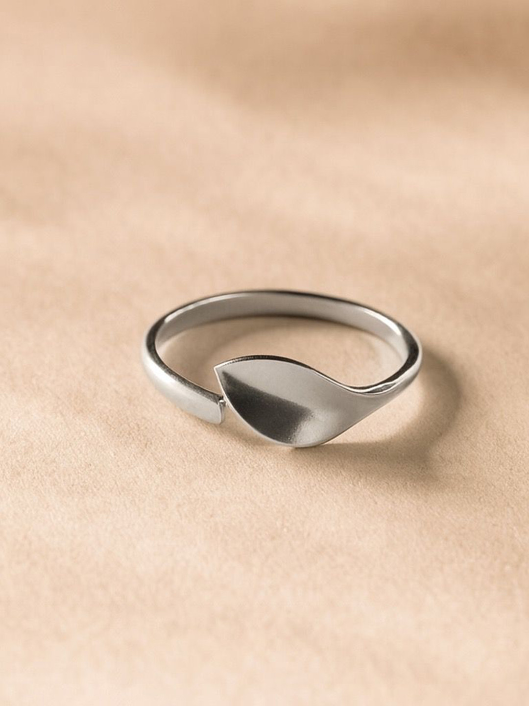 Anushka Jain Jewellery 925 Sterling Silver Rhodium-Plated Petal Wrap Finger Ring