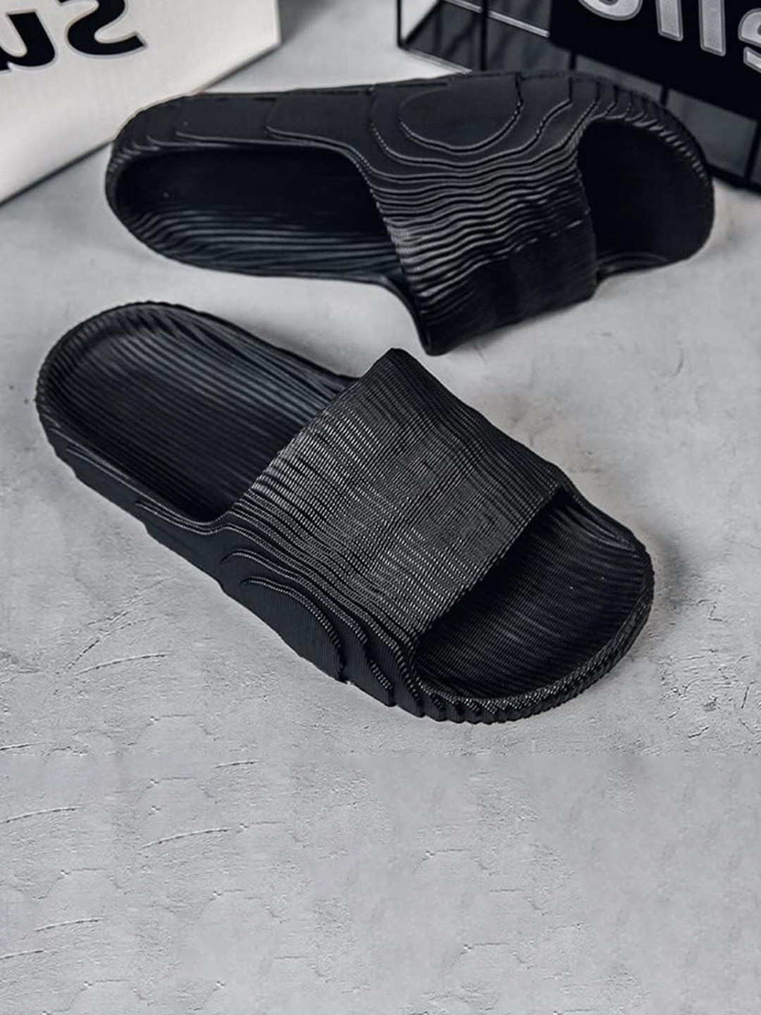 LIFA TRADERS Men Textured Sliders