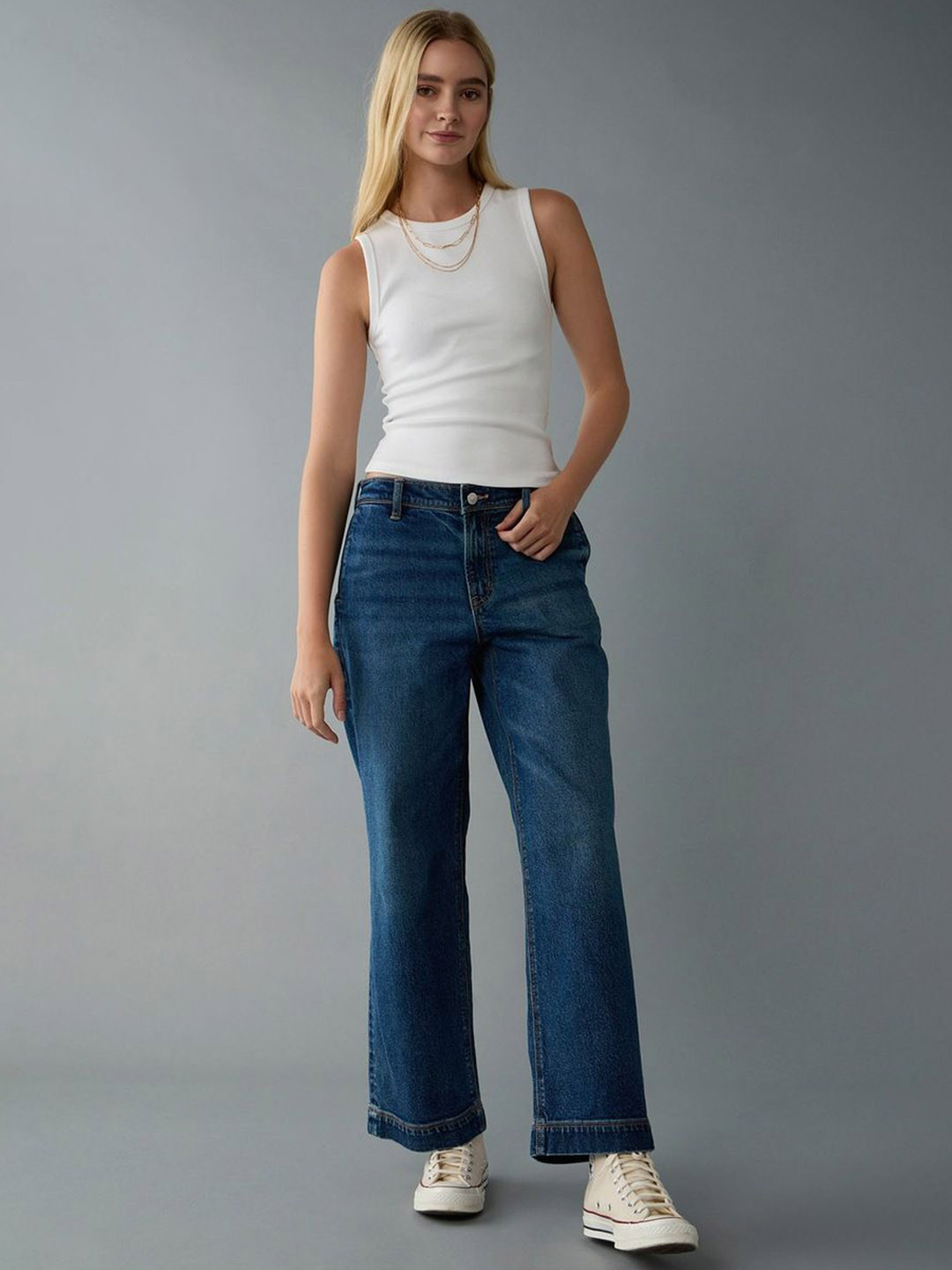 AMERICAN EAGLE OUTFITTERS Women Relexed Fit Mid-Rise No Fade Jeans
