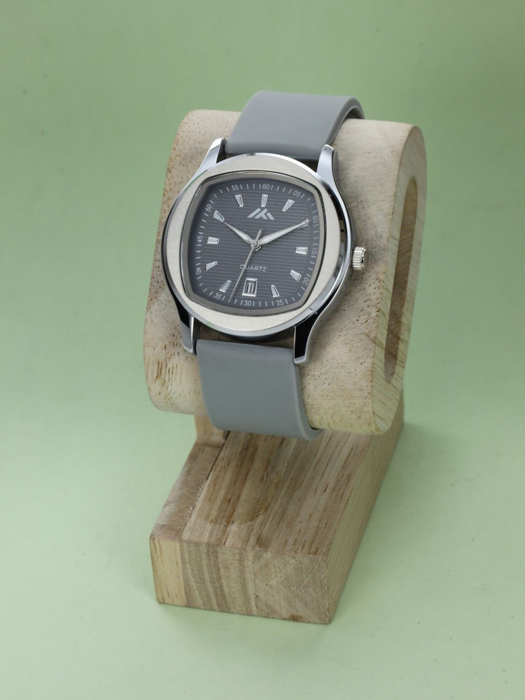 VIRAKTI Men Brass Embellished Dial & Bracelet Style Straps Analogue Watch MEN-28-GREY