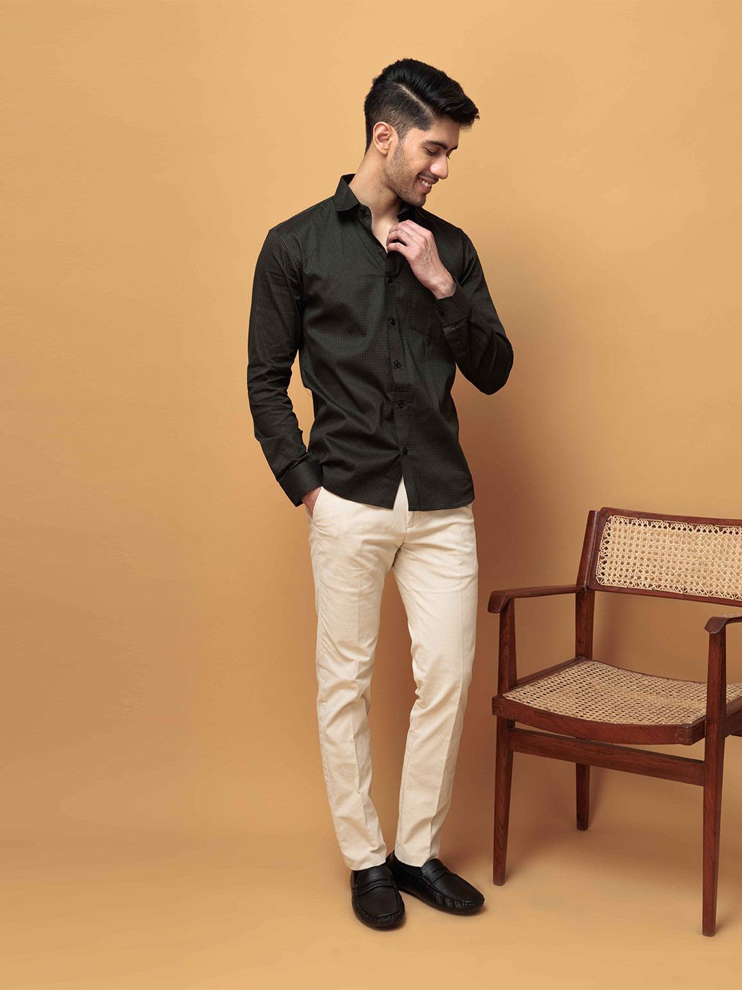 Foomer Men Standard Fit Checked Spread Collar Cotton Casual Shirt