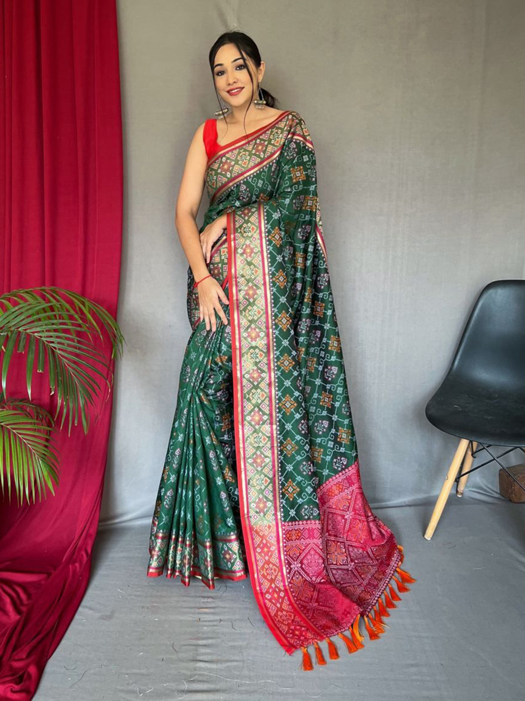 Durga Textile Geometric Printed Meenakari Saree With Unstitched Blouse Piece