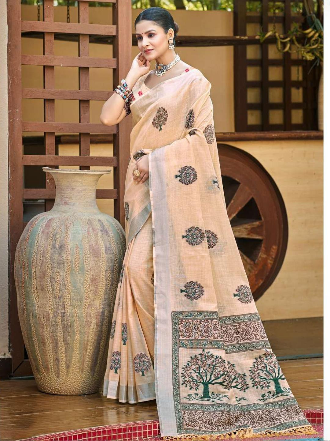 DEVATITHI Floral Woven Design Linen Saree