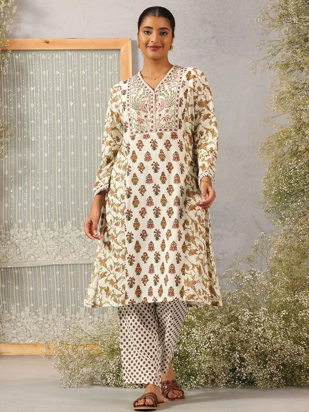 Lakshita Women Off White Cotton Blend Kurta Sets