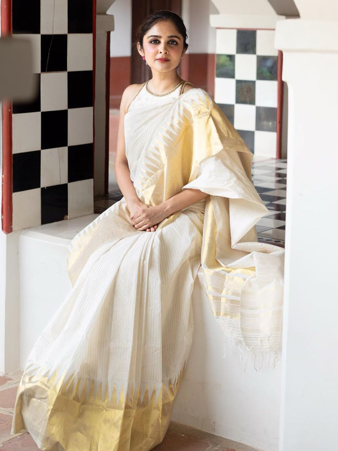 Parampara Ethnic Woven Design Saree With Enchanting Blouse Piece