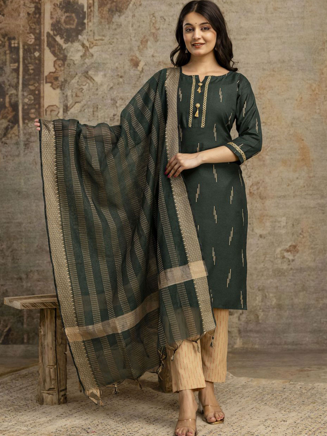 MI Textile Women Geometric Embroidered Round Neck Kurta