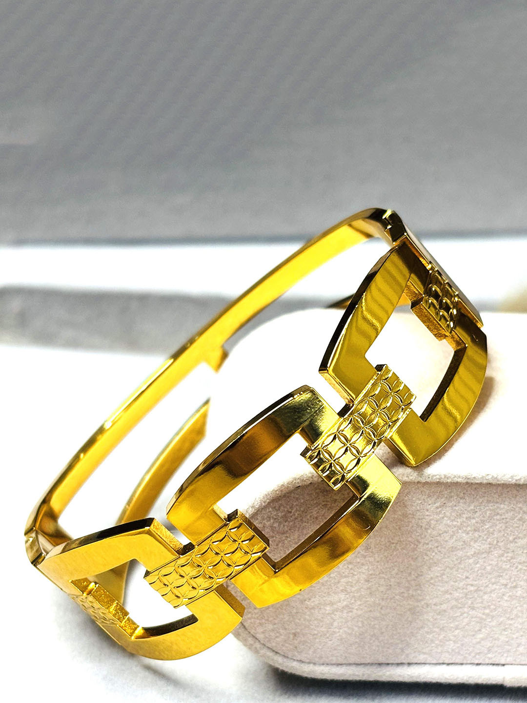 LA FILLE D'OR Gold-Plated Textured Pattern Cuff Bracelet