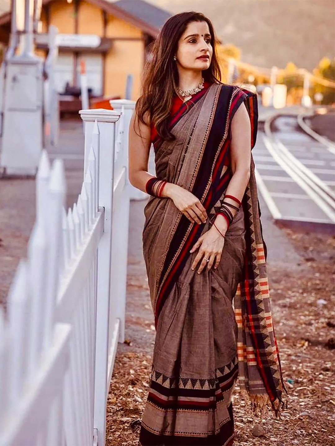 RIDDHIMAN FASHION Woven Design Pure Cotton Saree