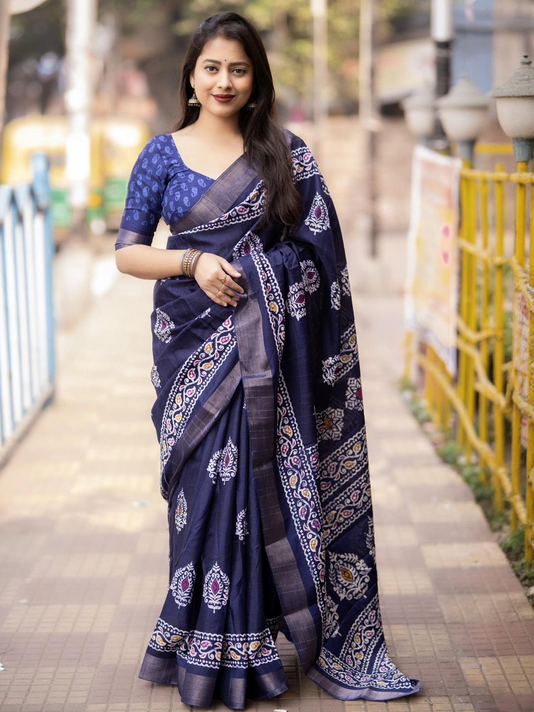 KALINI Women Printed Soft Batik Printed Saree