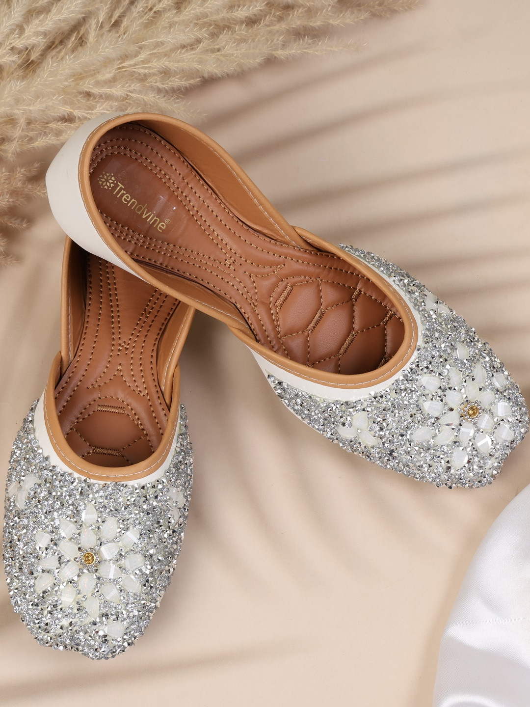 TRENDVINE Women White Embellished Slip-On Leather Ethnic Mojaris Flats