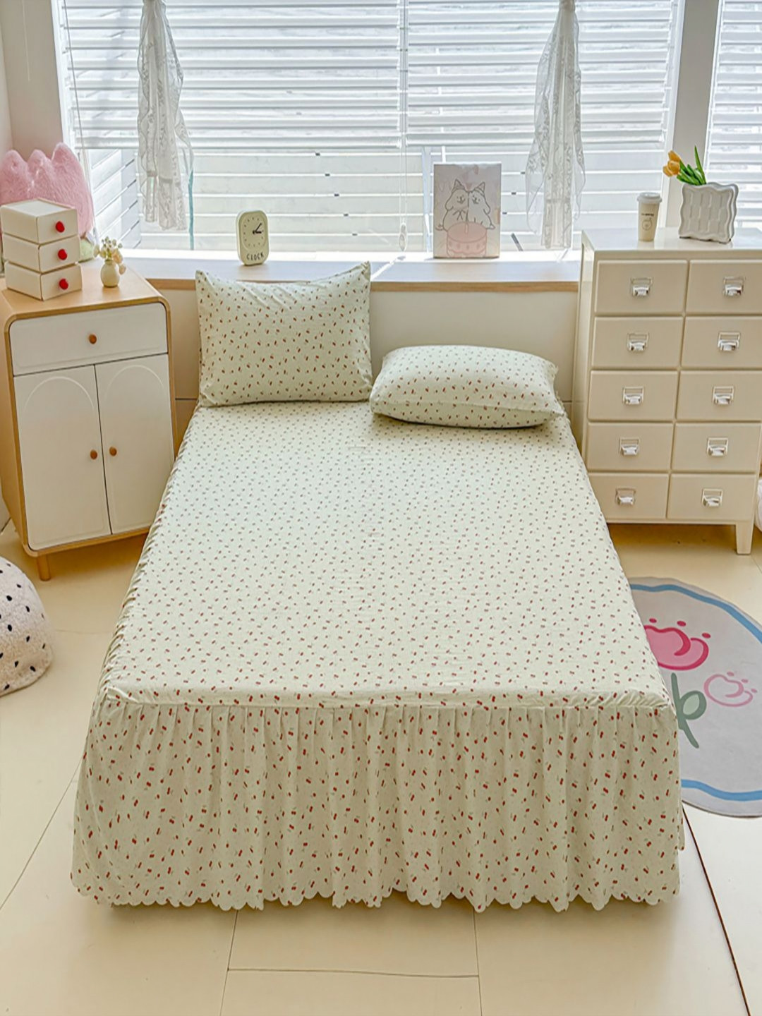 JC HOME Beige & Red Graphic 140 TC Fitted Double Queen Bedsheet Set-1.50 m x 2 m