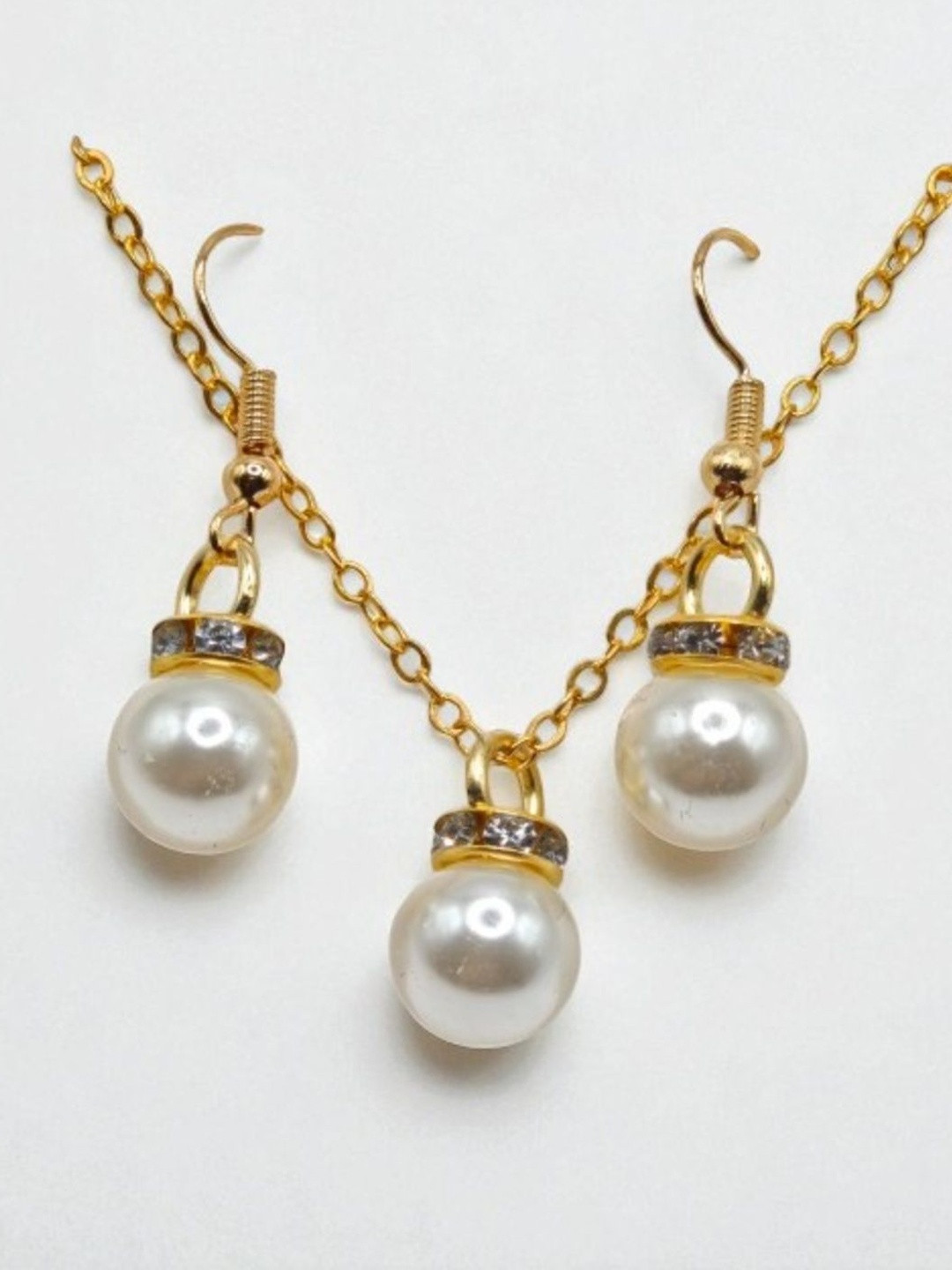 apraa Trends Pearl Gold Plated Sleak Pendant set with matching Earrings