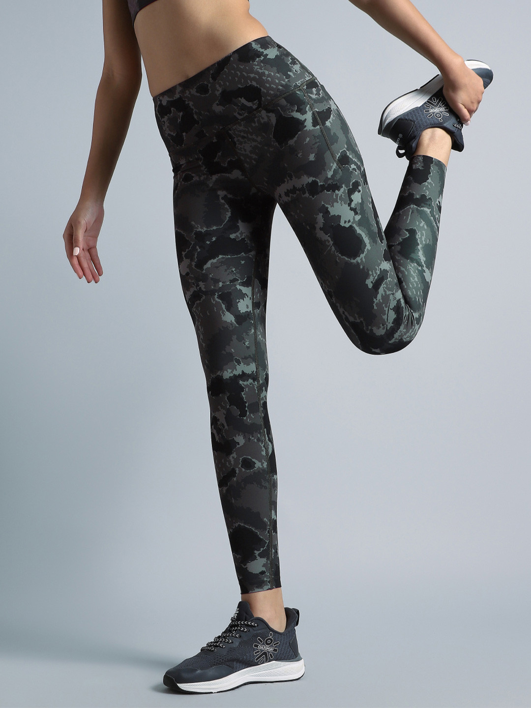 CULT Women Black Pacer AOP Comflex Tights