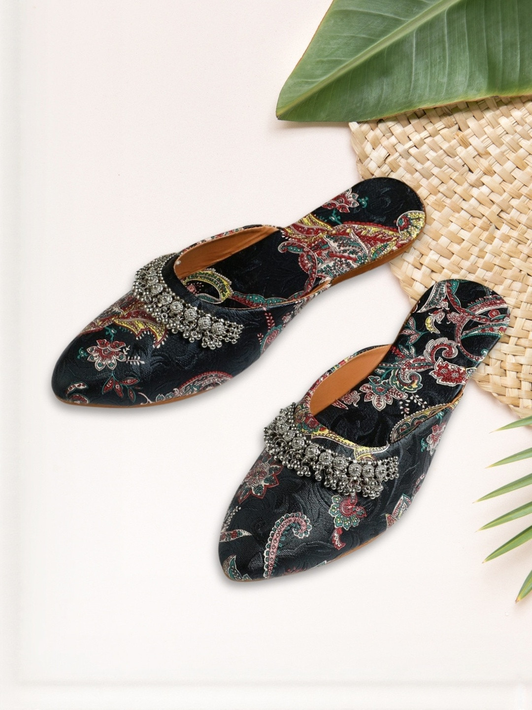 TRENDVINE Women Printed Ethnic Black Mojaris Flats