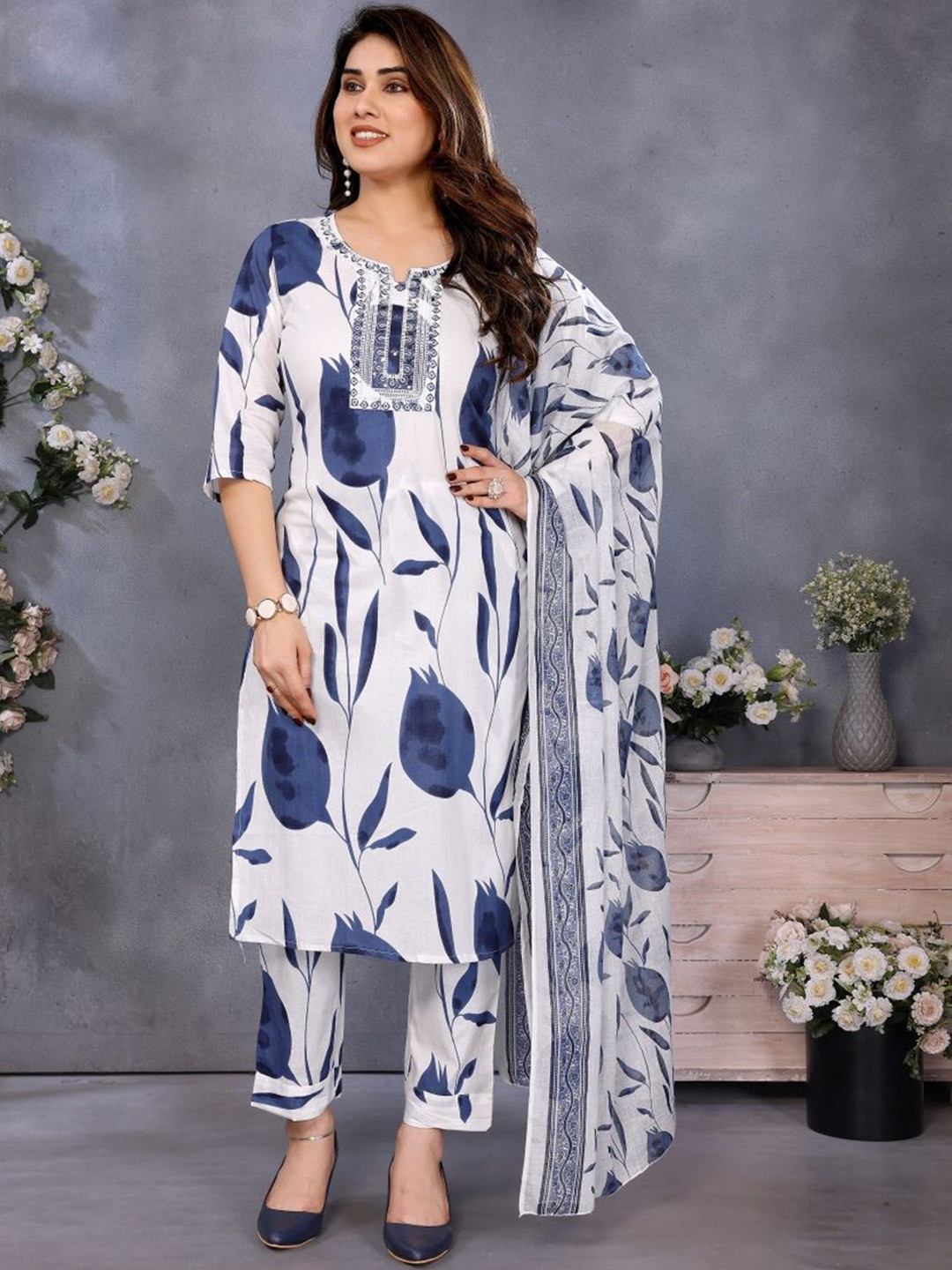 Banwaree Women Floral Printed Regular Straight Kurta with Trousers & Dupatta