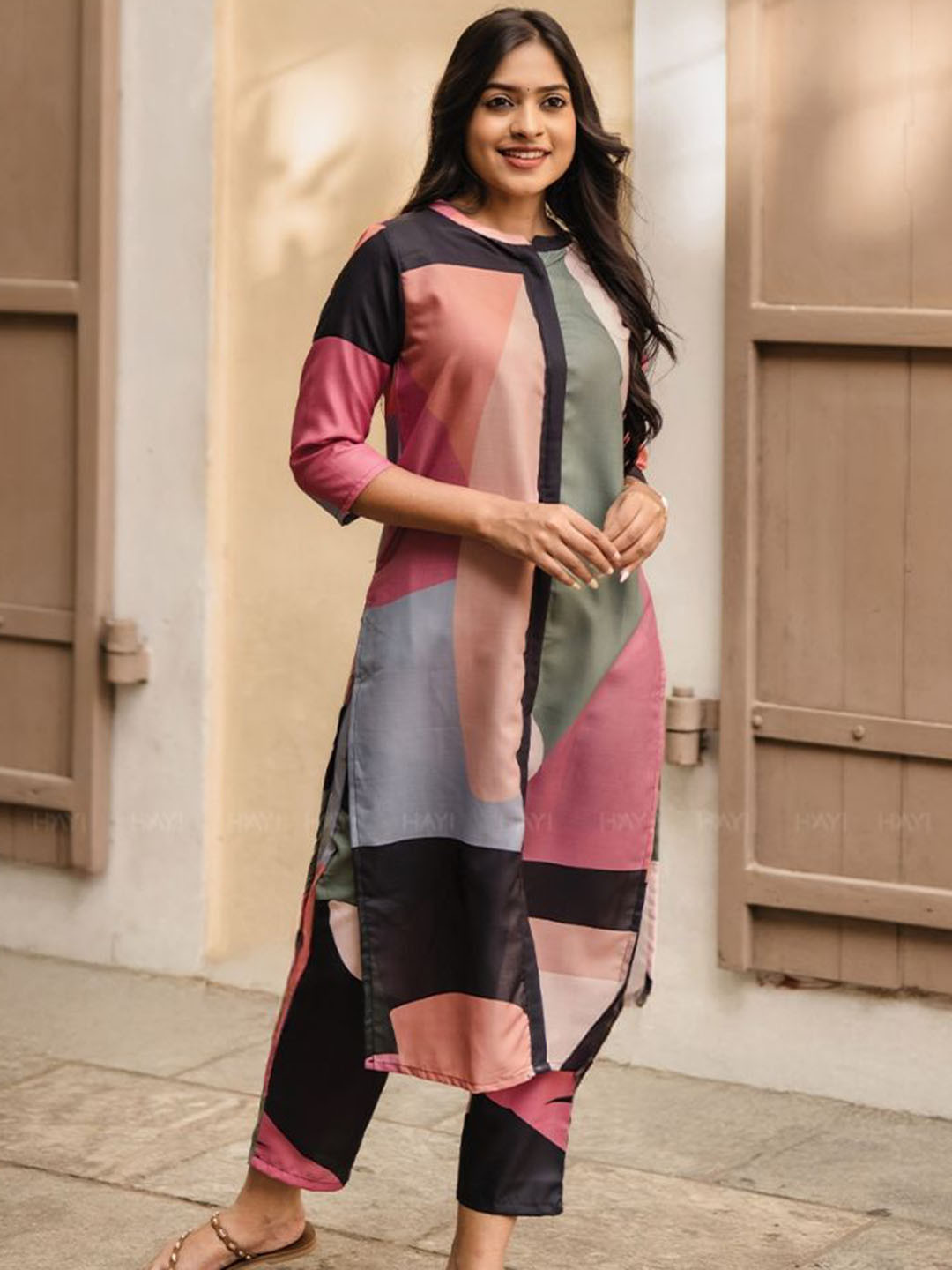 HAY Women Colourblocked Mandarin Collar Kurti With Trousers Co-Ords