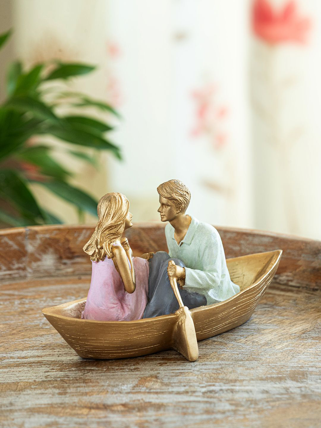 ExclusiveLane 'Boat Couple' Hand-Painted Resin Decorative Showpiece Figurine