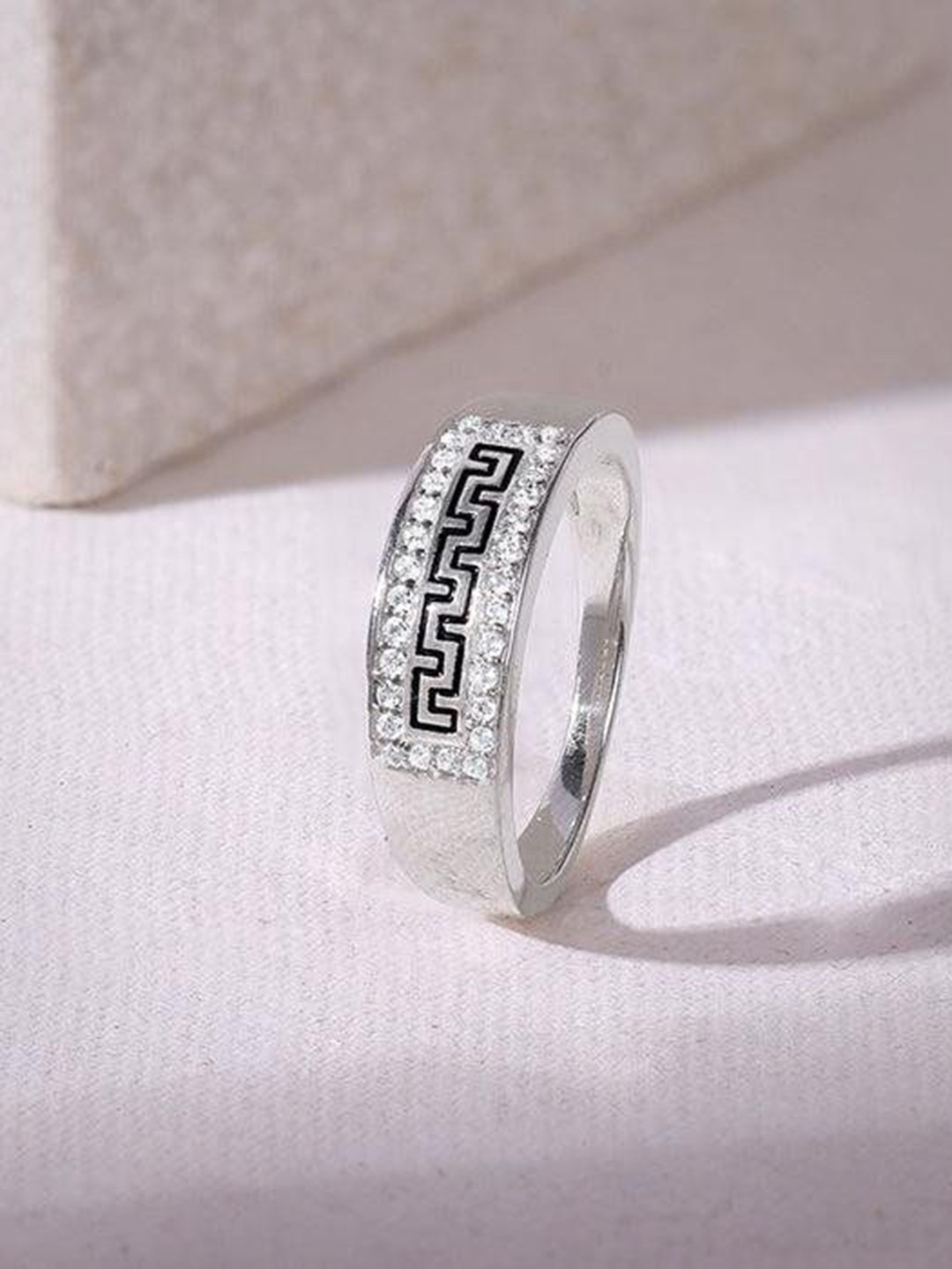 GIVA Men Silver Classy Shimmer Wave Ring