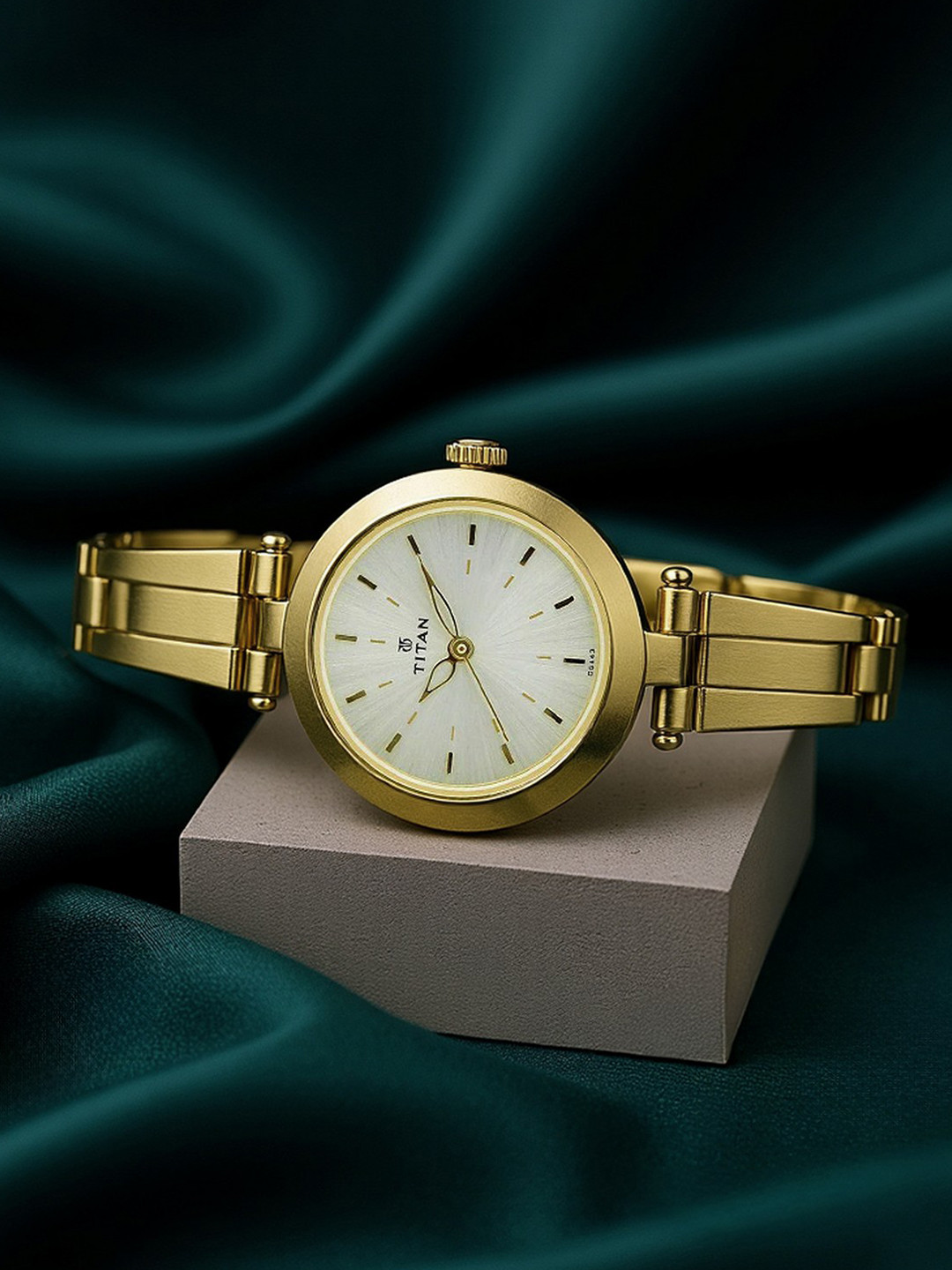 Titan Women Gold-Toned Analogue Watch 2574YM01