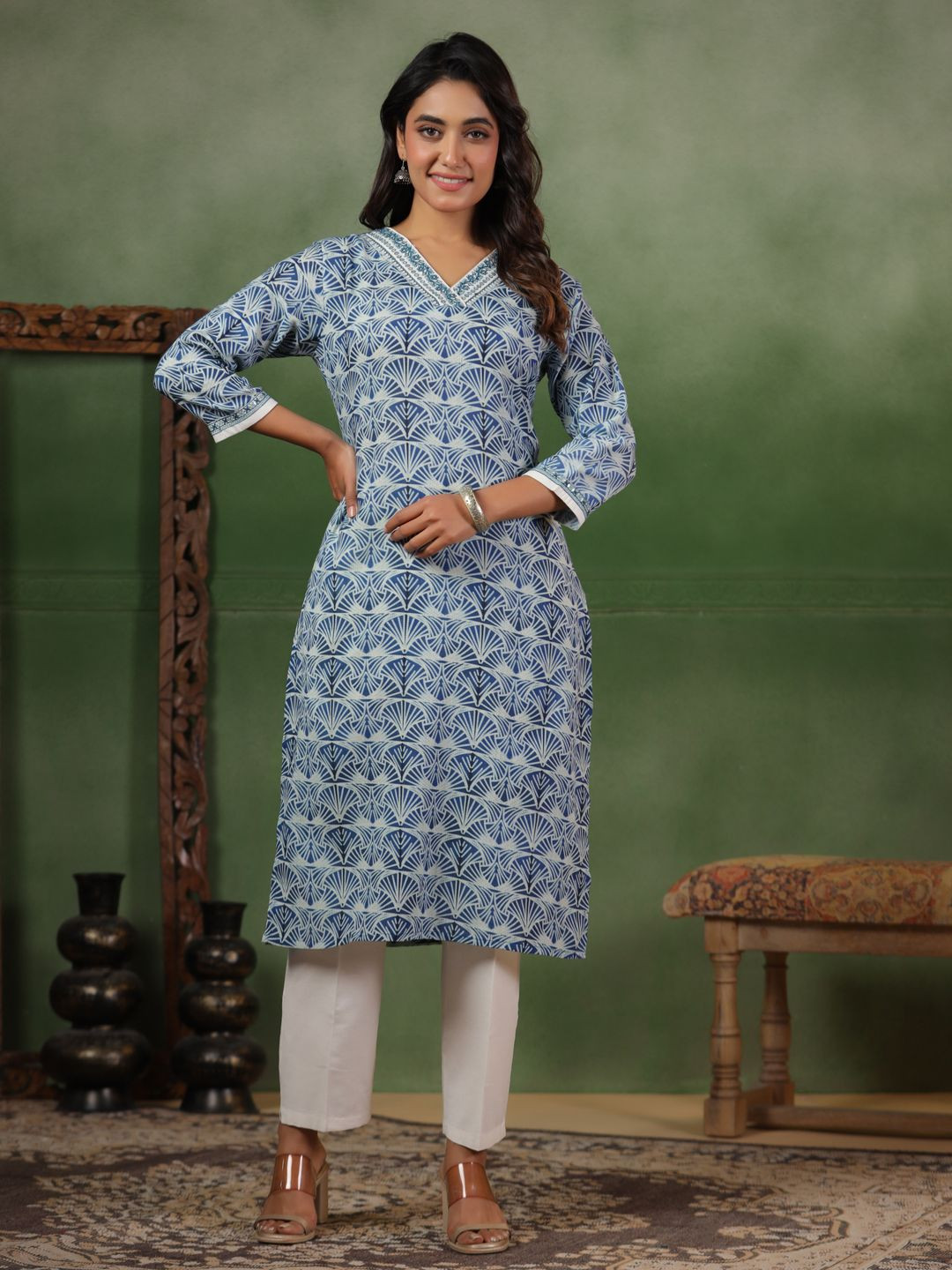 Span Women V-Neck Floral Printed  Kurta