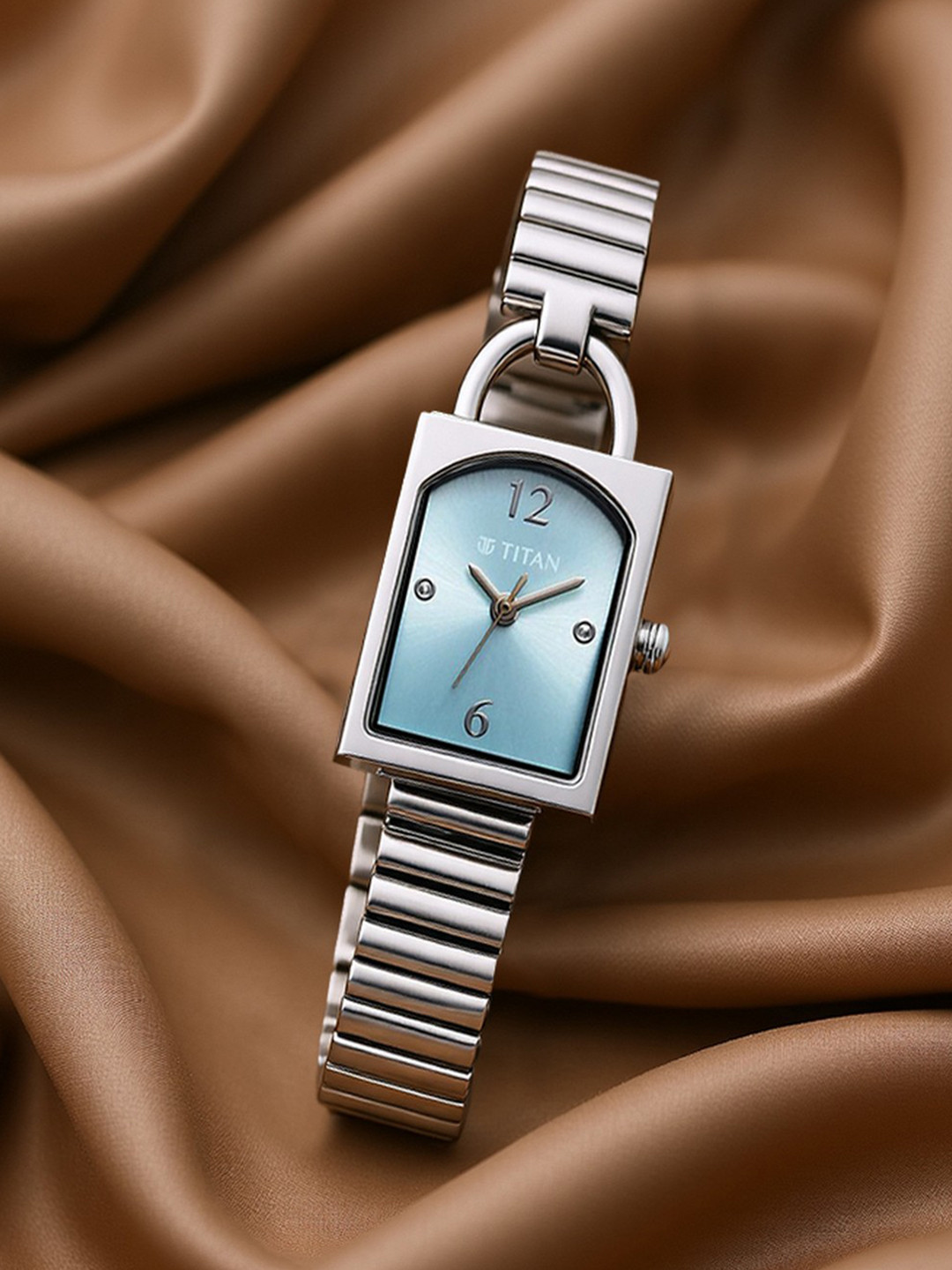 Titan Metro Women Embellished Dial & Bracelet Style Straps Analogue Watch 95303SM01