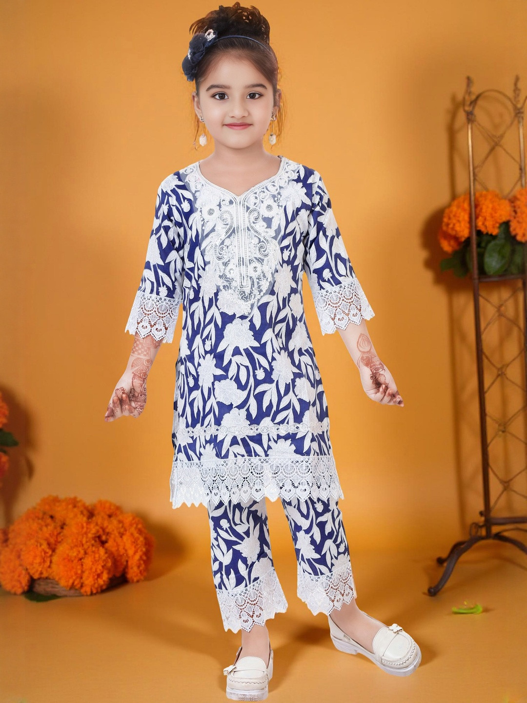 KAARIGARI Girls Blue & White Floral Printed Lace Embellished Cotton Kurta With Salwar