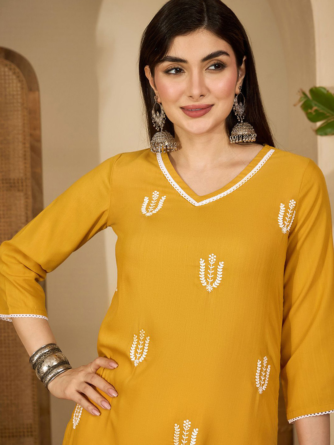 Skylee Pop Women Ethnic Motifs Embroidered Round Neck Cotton Straight Kurta
