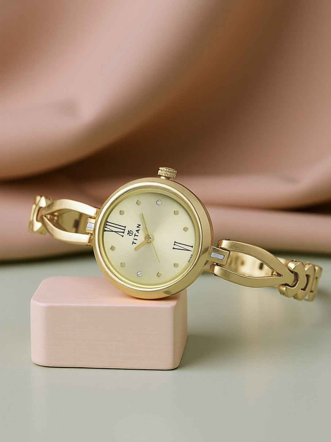 Titan Women Gold-Toned Analogue Watch 2601YM01