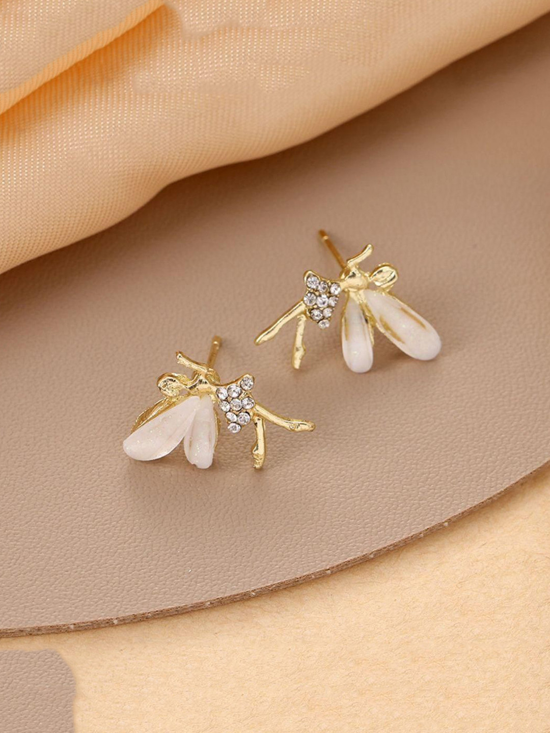 Estailo fashion Artificial Stones Studded Animal Shaped Studs Earrings