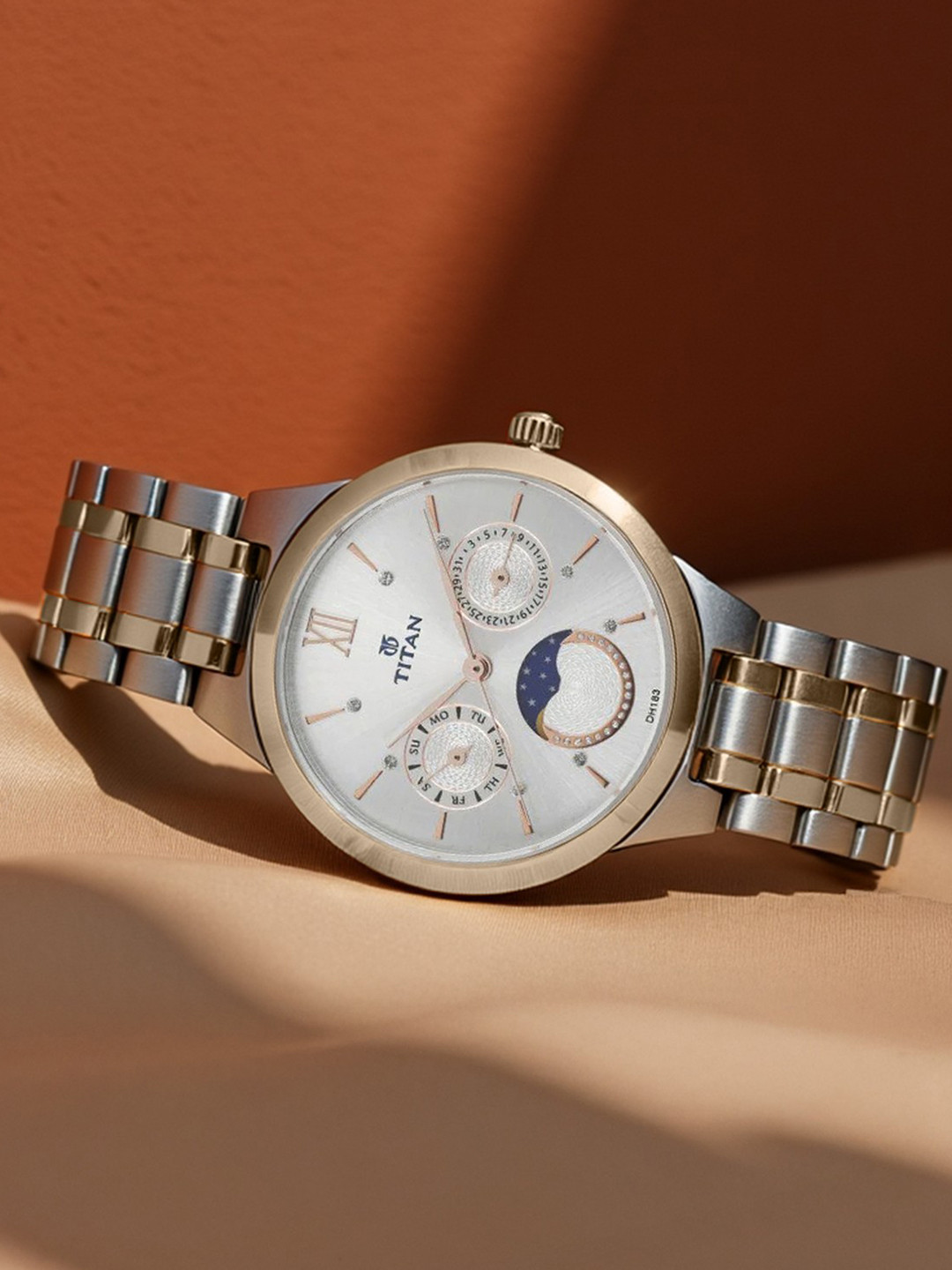 Titan Women Silver-Toned Analogue Watch 2590KM01