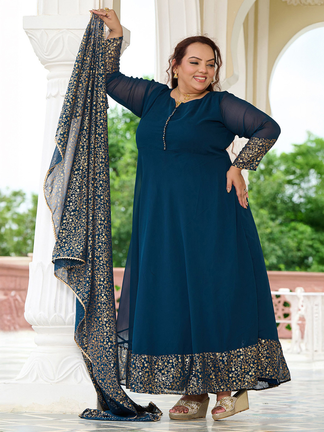 PrettyPlus by Desinoor.com Women Solid A-Line Plus Size Kurta with Gold Foil Dupatta