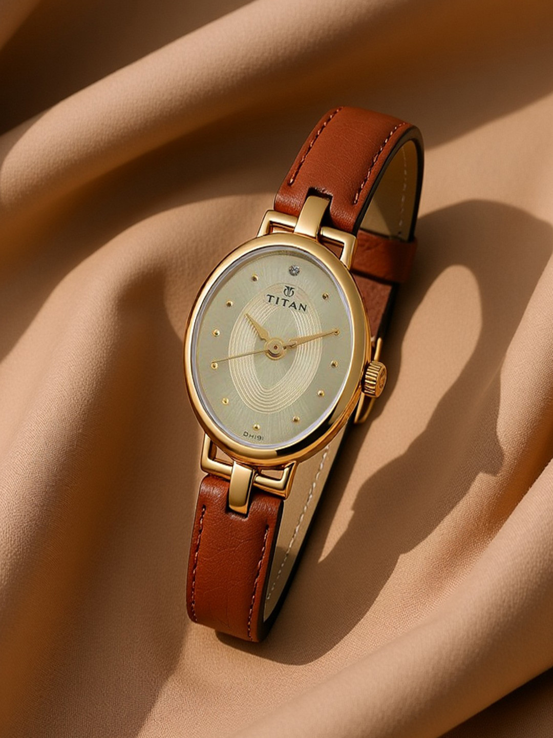 Titan Karishma Gap Filler Women Gold Analogue watch NL2594YL01