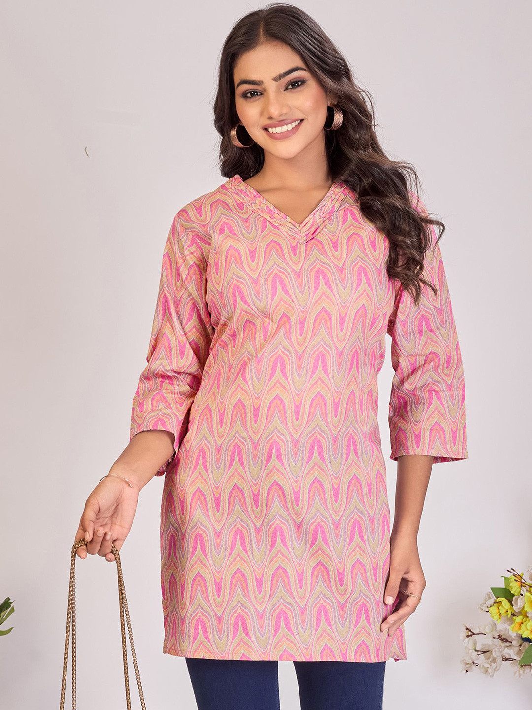Larqi Geometric Printed V-Neck Pure Cotton Straight Short Kurti