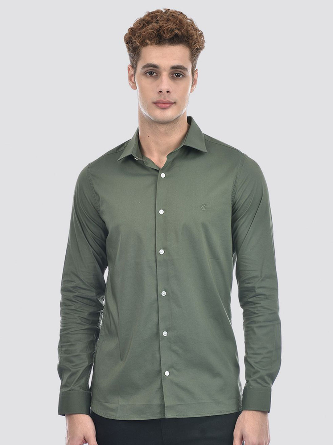 IZOD Men Slim Fit Solid Spread Collar Casual Shirt