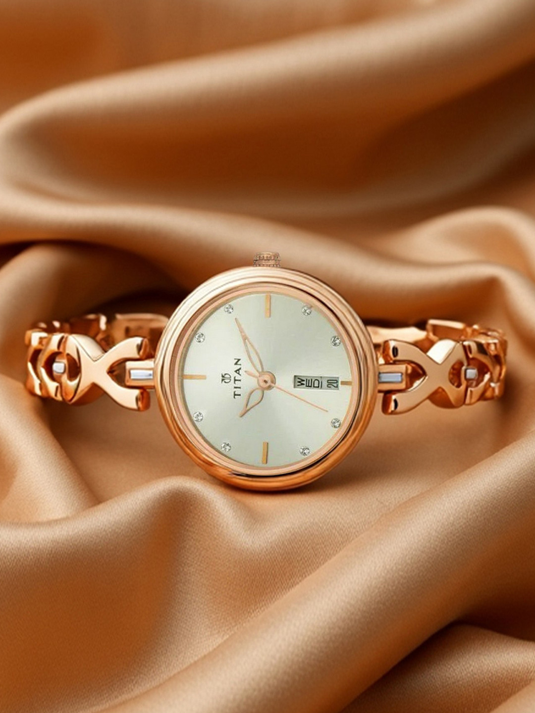 Titan Karishma Quartz Analog With Silver Dial Watch For Women - Nt2601wm01