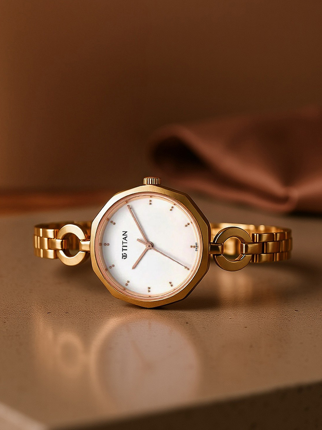 Titan Karishma Quartz Analog With Beige Dial Watch For Women - Nt2702sm01